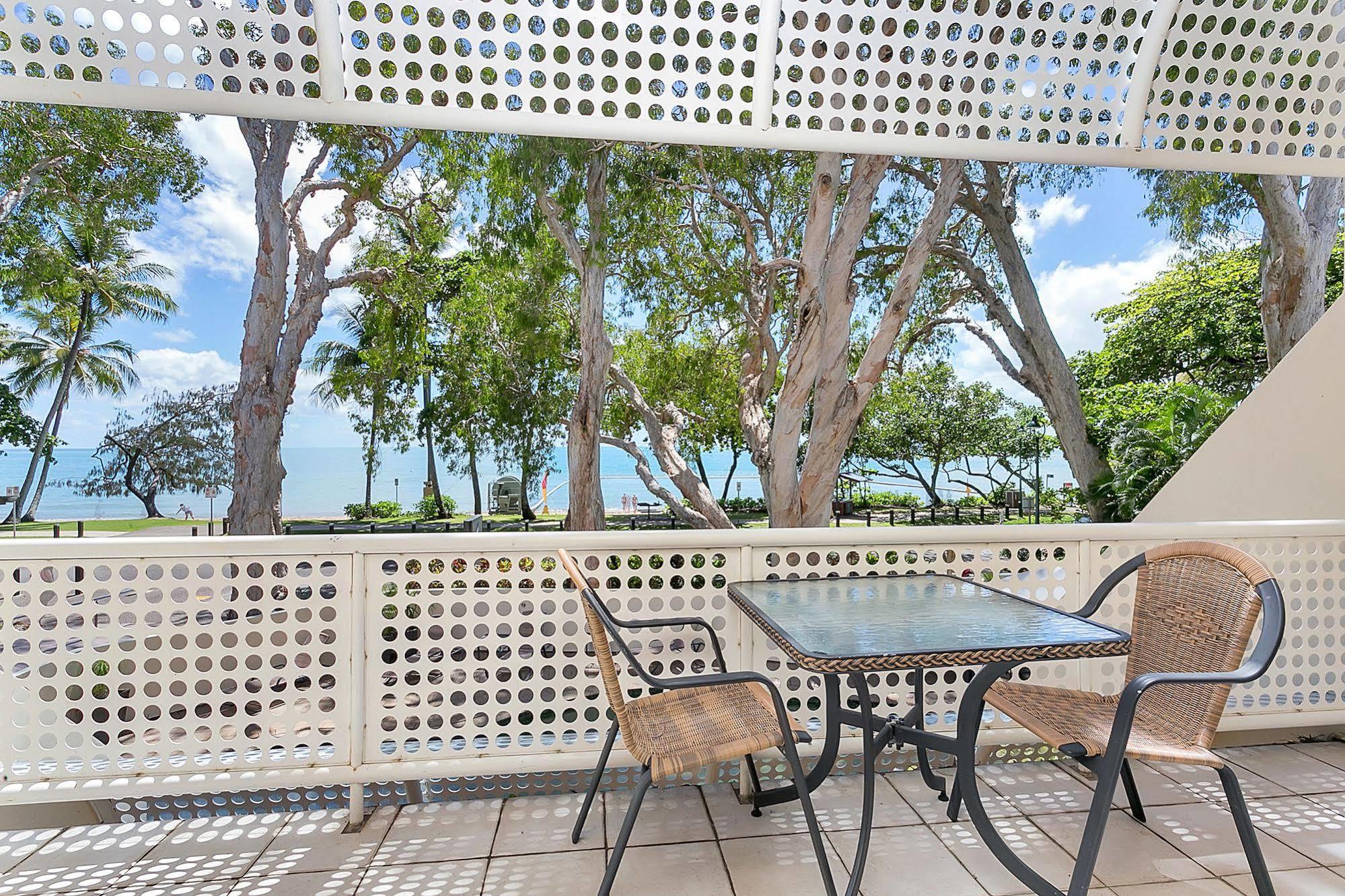 On Palm Cove Beachfront Apartments Eksteriør bilde
